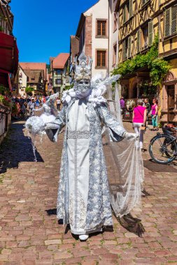 Riquewihr, Fransa - 2 Temmuz 2022: Riquewihr 'deki Venedik Geçidi. Fransa 'nın en güzel köyleri, Alsace' ın Riquewihr 'i, ünlü 
