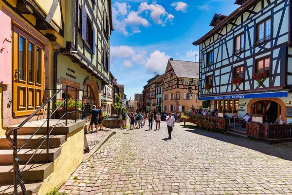 Riquewihr, Fransa - 2 Temmuz 2022: Riquewihr köyü Alsatian Wine Route, Fransa. Fransa 'nın en güzel köyleri, Alsace' ın Riquewihr 'i, ünlü 