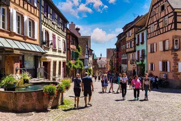 Riquewihr, Fransa - 2 Temmuz 2022: Riquewihr köyü Alsatian Wine Route, Fransa. Fransa 'nın en güzel köyleri, Alsace' ın Riquewihr 'i, ünlü 