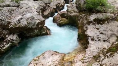 Slovenya Alplerinde Soca Nehri vadisi gibi. Great Soca Gorge (Velika korita Soce), Triglav Ulusal Parkı, Slovenya. Soca Nehri 'nin büyük kanyonu, Bovec, Slovenya. Triglav Ulusal Parkı 'ndaki Soca Vadisi.