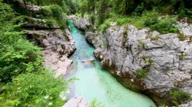 Slovenya Alplerinde Soca Nehri vadisi gibi. Great Soca Gorge (Velika korita Soce), Triglav Ulusal Parkı, Slovenya. Soca Nehri 'nin büyük kanyonu, Bovec, Slovenya. Triglav Ulusal Parkı 'ndaki Soca Vadisi.