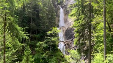 Slovenya 'nın Julian Alpleri' ndeki üç aşamalı Aşağı Martuljek Şelalesi. Triglav Ulusal Parkı. Slovenya 'nın Julian Alps kentindeki Triglav milli parkında Martuljek şelaleli manzara dağı.