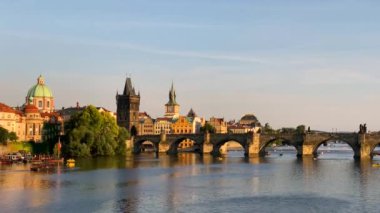 Çek Cumhuriyeti Prag 'daki Vltava nehri üzerindeki Eski Şehir İskelesi mimarisi ve Charles Köprüsü manzaralı. Prag ikonu Charles Bridge (Karluv Most) ve Eski Şehir Köprüsü Kulesi, Çek Cumhuriyeti.