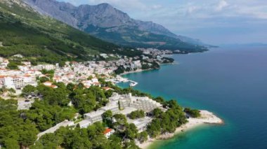 Hırvatistan, Makarska Riviera 'da güzel Brela. Adriyatik Denizi, turkuaz, temiz su ve beyaz kumla. Hırvatistan 'ın Makarska Riviera, Dalmaçya bölgesindeki Brela sahili ve liman manzarası.