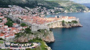 Hırvatistan 'ın Dubrovnik şehrinden Fort Lovrijenac. Lovrijenac kalesi, batı limanı üzerinde. Dalmaçya 'nın tarihi Hırvatistan kenti Dubrovnik. UNESCO Dünya Mirası Alanı. 