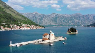 Aziz George Adası ve Karadağ 'ın Perast kentindeki Kayalıkların Efendisi Kilisesi. Boka Kotor Körfezi kıyısındaki Kaya Adası Leydimiz ve Perast Kilisesi (Boka Kotorska), Karadağ, Avrupa. 