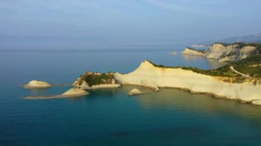 Yunanistan 'ın Korfu adasındaki Cape Drastis' in güzel manzarası. Cape Drastis, toprağın, kayaların ve mavi suların etkileyici oluşumları. Panorama, Korfu, Yunanistan, İyon Adaları..
