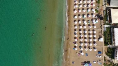 Yunanistan 'ın Korfu adasındaki Agios Gordios egzotik plajı. Agios Gordios plajı, Korfu adası, Yunanistan. Agios Gordios plajının panoramik manzarası, kumlu deniz kıyıları, plaj şemsiyeleri ve şezlonglar..