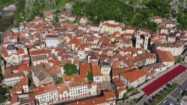 Karadağ 'ın eski Kotor kentinin hava manzarası. Kotor Körfezi, Adriyatik Denizi 'nin en güzel yerlerinden biridir. Tarihi Kotor Eski Kenti ve Adriyatik Denizi Kotor Körfezi, Karadağ.