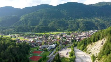 Slovenya 'nın Kranjska Gora kasabası yazın arka planda güzel doğa ve dağlarla birlikte. Slovenya 'daki Kranjska Gora' nın yanındaki dağ manzarası, Kranjska Gora kentinin tepesinden manzara.