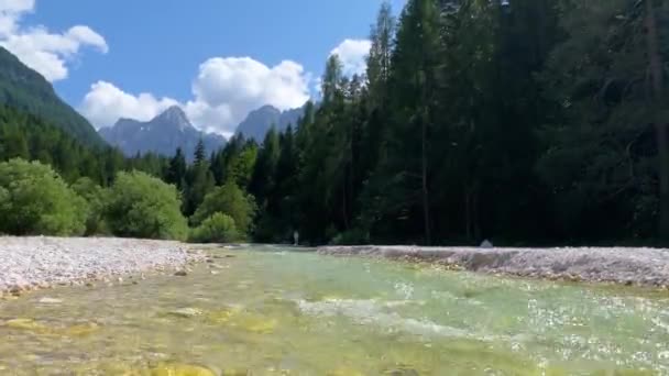 斯洛文尼亚阿尔卑斯山的伟大自然景观 贾斯纳湖上令人难以置信的夏季风景 特里格拉夫国家公园Kranjska Gora 斯洛文尼亚 斯洛文尼亚Krajsnka Gora的Jasna山地湖 — 图库视频影像