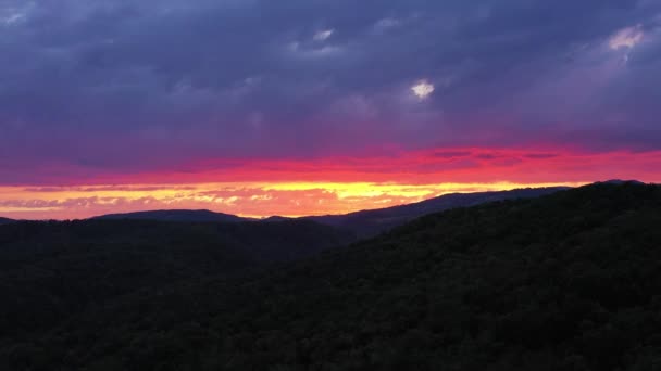 Incredibile Tramonto Rosso Alba Sulle Montagne Silhouette Paesaggio Panoramico Con — Video Stock
