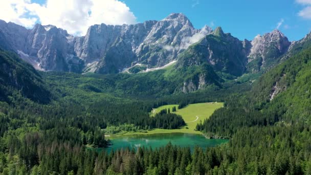 Lago Fusine Lago Superiore Fusine Cordillera Del Monte Mangart Alpes — Vídeo de stock