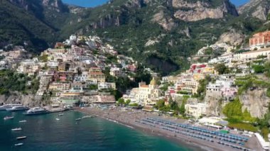 Positano 'nun Campania, İtalya' daki Amalfi Sahili 'ndeki rahat plaj ve mavi deniz manzarası. Amalfi kıyısındaki Positano köyü, Salerno, Campania. Güzel Positano, Campania 'daki Amalfi Sahili.