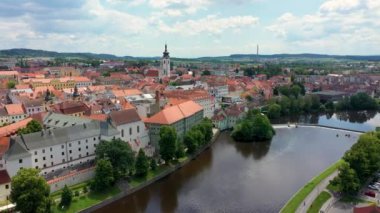Orta Çağ Pisek Kasabası ve Çek Cumhuriyeti 'nin Güney Bohemya bölgesindeki Otava nehri üzerindeki tarihi taş köprü. Pisek Stone Köprüsü, Çek Cumhuriyeti 'nin en eski korunmuş erken dönem Gotik köprüsü..