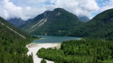 İtalya 'daki Predil Gölü' nün üzerindeki Julian Alps dağlarına küçük bir gölle bakın. Predil Gölü, Friuli İtalya / (Lago del Predil), kuzey İtalya 'da Slovenya sınırı yakınlarındaki güzel alp gölü, İtalya.
