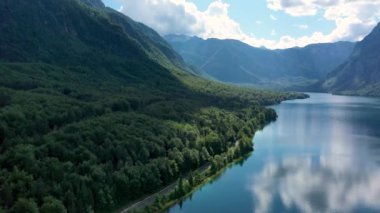 Julian Alps 'teki Bohinj Gölü' nün havadan görünüşü. Slovenya 'nın popüler turistik beldesi. Bohinj Gölü, Aziz John Kilisesi. Triglav Ulusal Parkı, Julian Alps, Slovenya. 