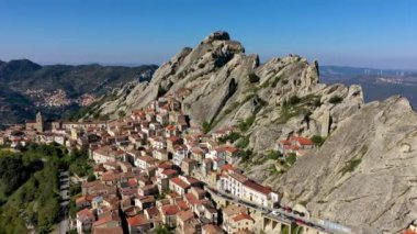 İtalya 'nın ortaçağ şehri Pietrapertosa' nın şehir manzarası. İtalya 'nın Lucanian Dolomitlerindeki Pietrapertosa kasabasının manzarası. Apennines Dolomiti Lucane 'deki Pietrapertosa köyü. Basilicata, İtalya.