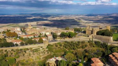 İtalya, Toskana 'da Val d' Orcia 'daki Montalcino kasabasının manzarası. Kasaba adını bir zamanlar araziyi kaplayan meşe ağacından alıyor. Ortaçağ İtalyan şehri Montalcino 'nun manzarası. Toskana