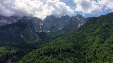 Triglav Ulusal Parkı 'ndaki vadi, Julian Alps, Slovenya. Julian Alps dağları, Slovenya, Avrupa.