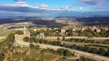 İtalya, Toskana 'da Val d' Orcia 'daki Montalcino kasabasının manzarası. Kasaba adını bir zamanlar araziyi kaplayan meşe ağacından alıyor. Ortaçağ İtalyan şehri Montalcino 'nun manzarası. Toskana