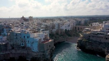 Polignano a Mare town, Puglia area, İtalya ve Avrupa 'nın muhteşem şehirleri. Polignano Al Mare, Puglia, İtalya 'da manzaralı küçük bir kasaba. Polignano a Mare village on the rocks, Bari, Apulia, Italy. 