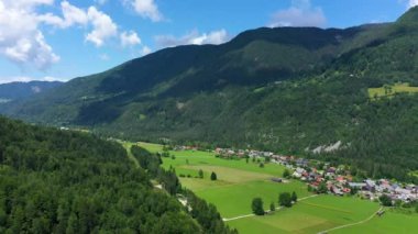 Slovenya 'nın Gozd Martuljek kasabası yazın arka planda güzel doğa ve dağlarla. Slovenya 'daki Gozd Martuljek' in yanındaki dağ manzarası, Gozd Martuljek 'in tepesinden manzara.