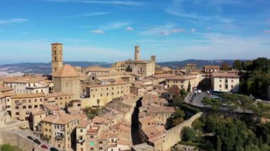 Toskana, Volterra şehir silueti, kilise ve manzara. Maremma, İtalya, Avrupa. Volterra 'nın panoramik manzarası, eski evleri, kuleleri ve kiliseleri olan ortaçağ Toskana kasabası, İtalya.