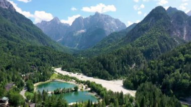 Güzel dağları olan Jasna Gölü. Triglav Ulusal Parkı 'ndaki doğa manzarası. Yeri, Triglav Ulusal Parkı. Kranjska Gora, Slovenya, Avrupa. Slovenya Krajsnka Gora 'da Jasna Dağı. 