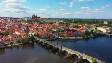 Prag manzaralı Prag Eski Şehir İskele mimarisi ve Çek Cumhuriyeti Prag 'daki Vltava nehri üzerindeki Charles Köprüsü. Prag 'ın Eski Kenti, Çek Cumhuriyeti.