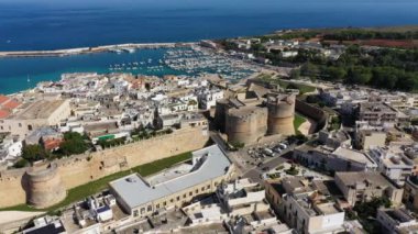 İtalya 'nın güneyinde Salento Yarımadası' ndaki Otranto kasabasının havadan görünüşü, Adriyatik Denizi kıyısında İtalya 'nın (Apulia) en doğu kenti. Otranto şehri, Puglia bölgesi, İtalya.