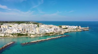 İtalya 'nın güneyinde Salento Yarımadası' ndaki Otranto kasabasının havadan görünüşü, Adriyatik Denizi kıyısında İtalya 'nın (Apulia) en doğu kenti. Otranto şehri, Puglia bölgesi, İtalya.