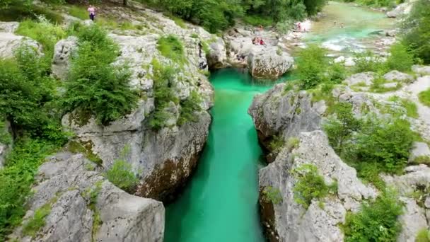斯洛维尼亚阿尔卑斯山脉的索卡河峡谷令人惊叹 大索卡峡谷 Velika Korita Soce 斯洛文尼亚特里格拉夫国家公园 Soca河大峡谷 斯洛文尼亚Bovec 特里格拉夫国家公园的索卡峡谷 — 图库视频影像
