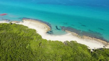 Baia dei Turchi 'nin havadan görünüşü, Puglia bölgesi, İtalya. Türk Körfezi (veya Baia dei Turchi), İtalya 'nın Salento kentindeki en önemli ekosistemlerden biridir. Baia dei Turchi 'nin deniz kıyısında..