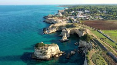 İtalya 'nın Puglia bölgesinde Torre Sant Andrea, Salento sahilinde kayalık kayalık ve yığınlar (Faraglioni) ile büyüleyici deniz manzarası. Sant 'Andrea, Salento, Apulia, İtalya' nın güzel kayalıkları ve deniz yığınları