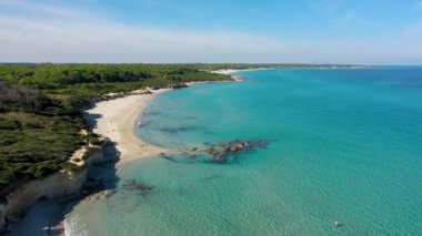 Baia dei Turchi 'nin havadan görünüşü, Puglia bölgesi, İtalya. Türk Körfezi (veya Baia dei Turchi), İtalya 'nın Salento kentindeki en önemli ekosistemlerden biridir. Baia dei Turchi 'nin deniz kıyısında..