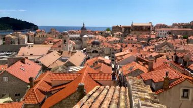Hırvatistan 'ın güneyinde yer alan ve Adriyatik Denizi, Avrupa' ya bakan Dubrovnik kentinin hava manzarası. Hırvatistan 'ın ünlü Dubrovnik kentinin eski şehir merkezi. Dalmaçya 'nın tarihi Hırvatistan kenti Dubrovnik. 