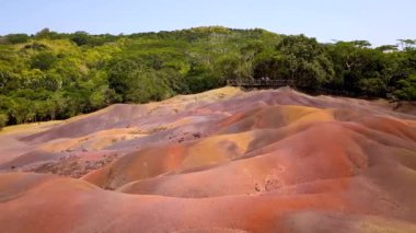 Mauritius Adası 'ndaki Chamarel Seven Colored Earth Geopark. Riviere Noire bölgesindeki bu volkanik jeolojik oluşum hakkında renkli panoramik manzara Chamarel Yedi Renkli Dünya Geopark.