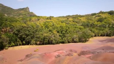Mauritius Adası 'ndaki Chamarel Seven Colored Earth Geopark. Riviere Noire bölgesindeki bu volkanik jeolojik oluşum hakkında renkli panoramik manzara Chamarel Yedi Renkli Dünya Geopark.