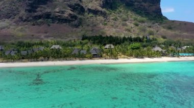 Mauriutius 'taki Le Morne Brabant' ın hava manzarası. Le Morne dağı ve Mauritius 'taki lüks plajlı tropik kristal okyanus. Palmiye ağaçları, beyaz kumlar ve lüks tatil beldeleri olan Le Morne plajı, Mauritius..