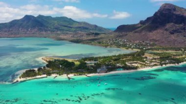 Mauriutius 'taki Le Morne Brabant' ın hava manzarası. Le Morne dağı ve Mauritius 'taki lüks plajlı tropik kristal okyanus. Palmiye ağaçları, beyaz kumlar ve lüks tatil beldeleri olan Le Morne plajı, Mauritius..