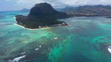 Mauriutius 'taki Le Morne Brabant' ın hava manzarası. Le Morne dağı ve Mauritius 'taki lüks plajlı tropik kristal okyanus. Palmiye ağaçları, beyaz kumlar ve lüks tatil beldeleri olan Le Morne plajı, Mauritius..