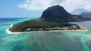 Mauritius Adası manzarası ve ünlü Le Morne Brabant dağı, güzel mavi göl ve su altı şelalesi. Mauriutius 'taki Le Morne Brabant' ın hava manzarası.