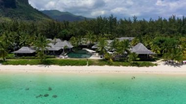 Tropikal manzara, Mauritius adasının güzel plajları Le Morne, popüler lüks tatil köyü. Le Morne plaj tatil köyleri, Mauritius. Mauritius 'taki lüks plaj, palmiyeli ve mavi okyanuslu kumlu plaj.. 