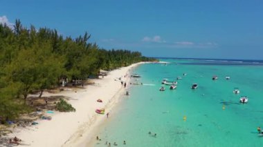 Mauriutius 'taki Le Morne Brabant' ın hava manzarası. Le Morne dağı ve Mauritius 'taki lüks plajlı tropik kristal okyanus. Palmiye ağaçları, beyaz kumlar ve lüks tatil beldeleri olan Le Morne plajı, Mauritius..