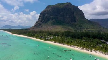 Mauriutius 'taki Le Morne Brabant' ın hava manzarası. Le Morne dağı ve Mauritius 'taki lüks plajlı tropik kristal okyanus. Palmiye ağaçları, beyaz kumlar ve lüks tatil beldeleri olan Le Morne plajı, Mauritius..