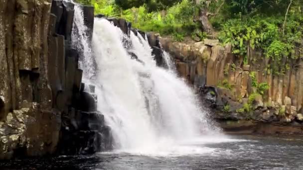 Rochester Spada Wyspę Mauritius Wodospad Dżungli Tropikalnej Wyspy Mauritius Ukryty — Wideo stockowe