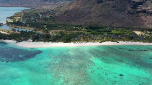 热带风景 美丽的毛里求斯海滩 勒莫尔纳 颇受欢迎的豪华度假胜地 毛里求斯的Le Morne海滩豪华度假胜地 毛里求斯奢华海滩 棕榈沙滩和蓝色海洋 — 图库视频影像