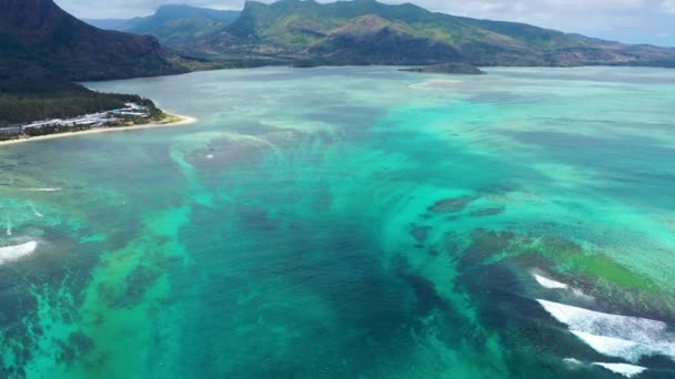 从空中俯瞰毛里求斯岛全景和著名的勒莫纳布拉班特山 美丽的蓝色泻湖和水下瀑布 毛里厄提斯Le Morne Brabant的空中景观 — 图库视频影像