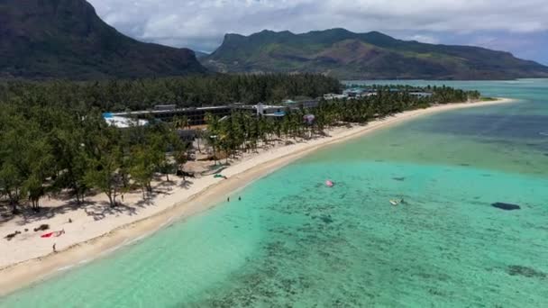 Kitesurfers Windsurfers Morne Beach 毛里求斯岛上著名的水上活动场所Famous Aquatic Sports Spot Mauritius Island — 图库视频影像